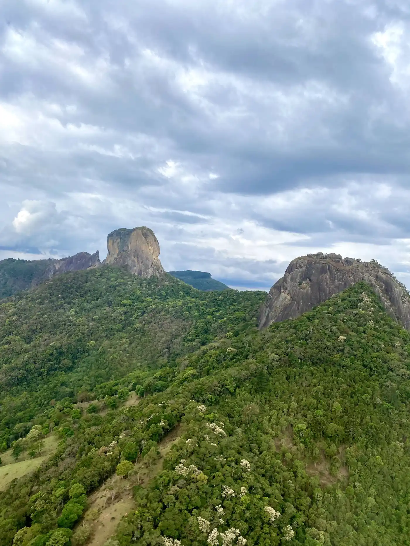 A Pedra do Baú e a Ana Chata, monólitos de granito erguendo-se da mata da Serra da Mantiqueira