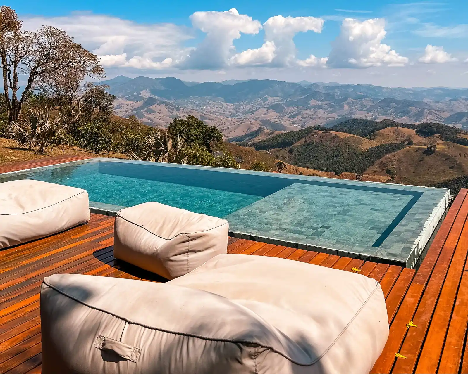 Piscina de borda infinita com a água encontrando o horizonte das montanhas